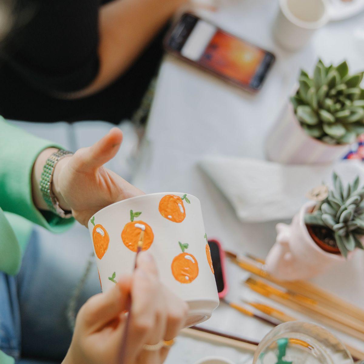 Kolibri Creatives | Verfpakket voor het schilderen van 12 bloempotten + orchideeën en succulenten | voor minimaal 4 personen | Ware kunstenaar